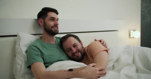 Glada Homosexuella Män Kramas Sängen Morgonen — Stockvideo