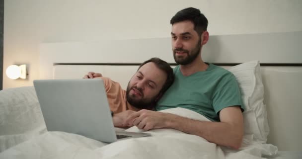 Manliga Homosexuella Par Tillbringa Tid Hemma Liggande Sängen Med Hjälp — Stockvideo
