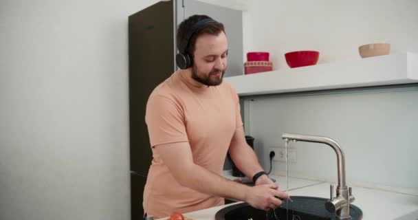 Hausherr Hört Dynamische Musik Über Kopfhörer Hause Der Küche — Stockvideo