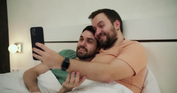 Gay Pár Jsou Selfie Vyfotit Posteli Bavit Spolu Ložnici Ráno — Stock video