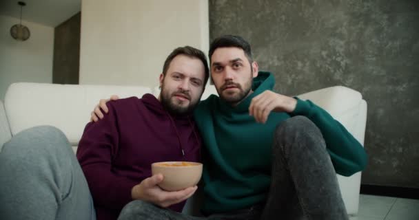 Bersemangat Orang Gay Menonton Film Horor Merangkul — Stok Video