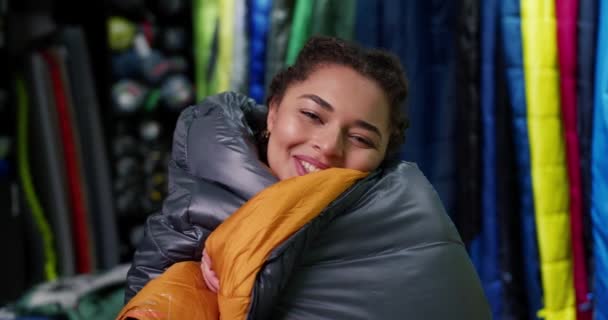 Retrato Una Mujer Cubierta Saco Dormir Tienda Turismo — Vídeos de Stock