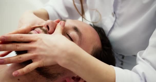 Porträt Einer Entspannenden Kopf Und Nackenmassage Für Den Mann Kosmetikbüro — Stockvideo