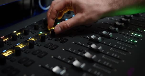 Nahaufnahme Eines Tonproduzenten Hand Verwendet Ein Musikmischpult Mit Schneidewerkzeugen Tonstudio — Stockvideo
