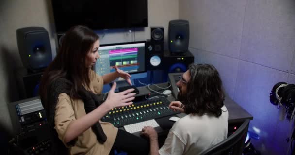 Jeune Chanteuse Communiquant Avec Opérateur Sonore Discutant Nouvelle Composition Musicale — Video