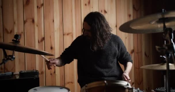 Männlicher Musiker Mit Schlagstöcken Trommeln Und Becken Mit Holzwand Hintergrund — Stockvideo