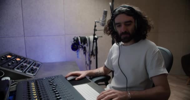 Müzik Yapımcısı Sonik Başyapıtlar Yapıyor — Stok video