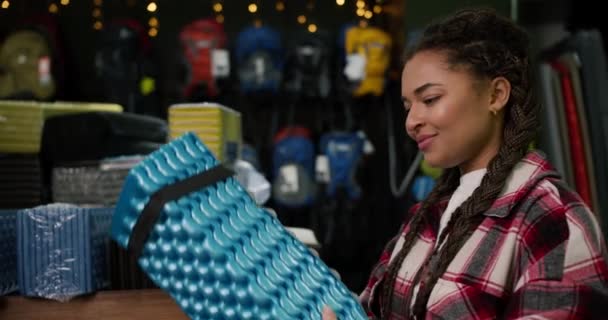 户外设备商店 有露营 水上运动用的东西 女人选择泡沫罩 — 图库视频影像