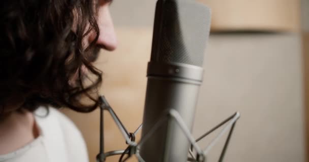 Портрет Чоловіка Грає Гітарі Співає Мікрофон Студії Звукозапису — стокове відео
