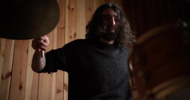 Musisi Pria Dengan Stik Drum Memainkan Drum Dan Simbal Studio — Stok Video