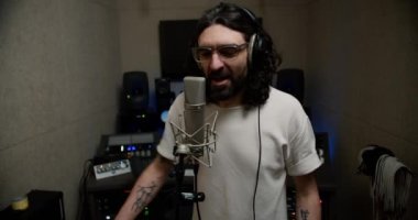 Kafiyeli Döşeme: Erkek Rapçiler Enerji Stüdyosu Performansı.