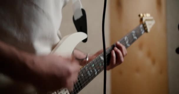 Музикант Записує Свою Композицію Музичній Студії Граючи Гітарі — стокове відео