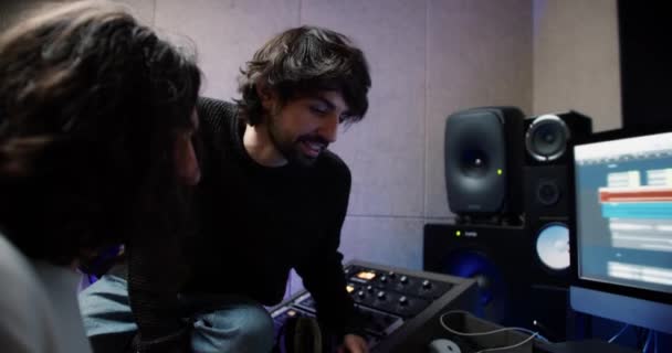 Penyanyi Pria Berkomunikasi Dengan Operator Suara Dan Mendiskusikan Komposisi Musik — Stok Video