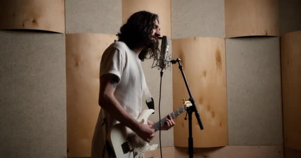 Portrait Homme Joue Guitare Électrique Chante Dans Microphone Studio Enregistrement — Video
