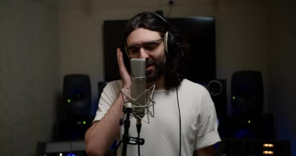 Νέος Άντρας Ηχογραφεί Συναισθηματικά Νέα Μελωδία Τραγούδι — Αρχείο Βίντεο