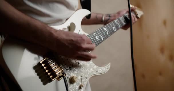 Portrait Homme Joue Guitare Chante Dans Microphone Studio Enregistrement Ralenti — Video