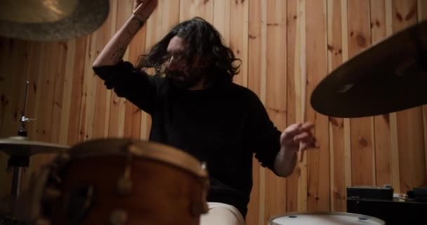 Емоційний Музикант Барабанними Паличками Грає Барабанах Цимбалах Повільному Русі — стокове відео