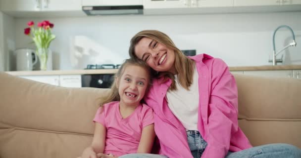 Avventura Senza Denti Madre Figlia Casa Sul Divano — Video Stock