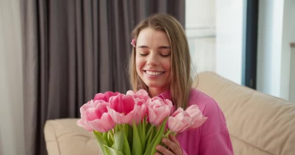 Lale Çiçekli Güzel Bir Kadın — Stok video
