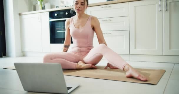 Uśmiechnięta Sportowa Dziewczyna Różowym Stroju Treningowym Robi Rozciąganie Przednim Laptopie — Wideo stockowe