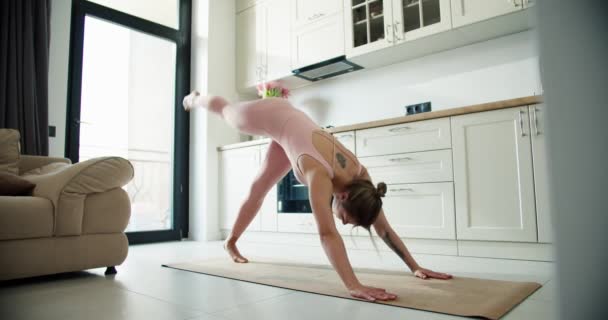 Genç Atletik Kadın Evde Yoga Yapıyor Arka Planda Mutfak — Stok video