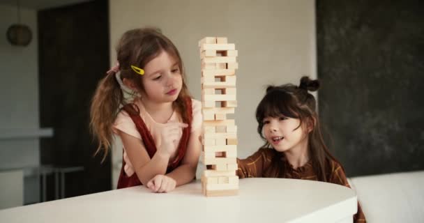 Twee Tieners Meisjes Vrienden Kinderen Spelen Bordspel Jenga Tafel Keuken — Stockvideo