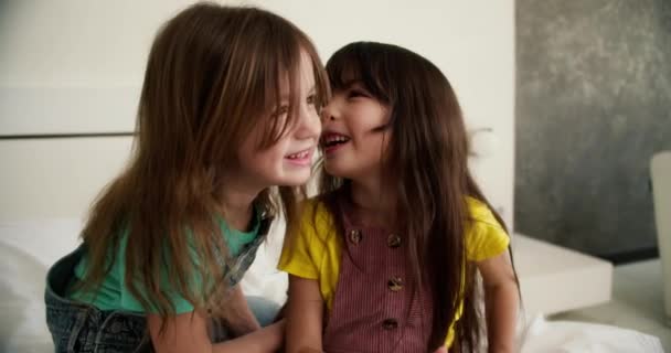 Υπέροχο Μικρό Χαριτωμένο Κορίτσι Χτενίζει Μαλλιά Της Μεγαλύτερης Αδελφής Της — Αρχείο Βίντεο
