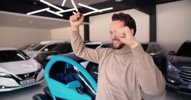 汽车主人高兴地购买了一辆新的豪华电动汽车 — 图库视频影像