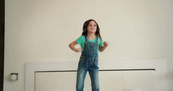 Sevimli Mutlu Kız Sabahları Yatakta Kulaklıklarla Zıplıyor Dans Ediyor — Stok video