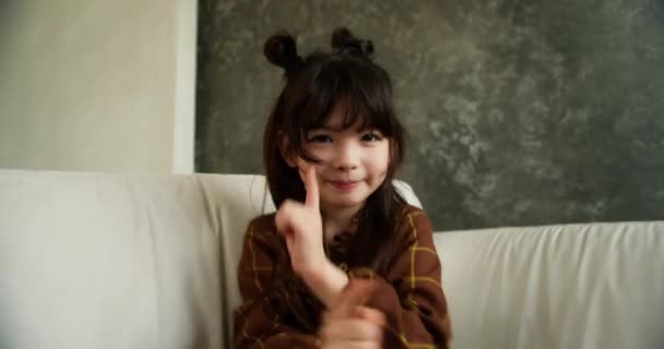 Dítě Dívka Sedí Pohovce Baví Bavit Sám Obývacím Pokoji Tanec — Stock video