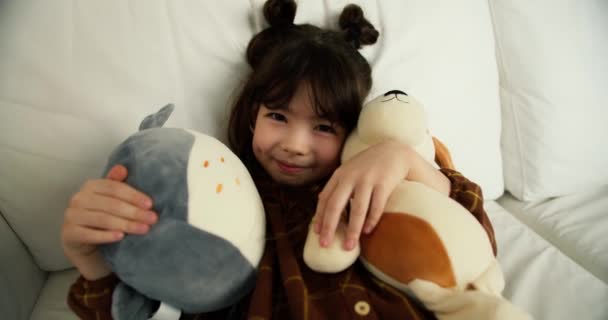 Маленька Сором Язлива Дівчинка Обіймає Свої Які Іграшки Сидячи Дивані — стокове відео