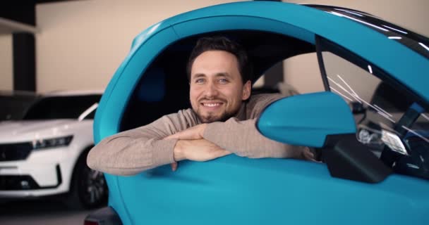 Glimlachende Man Zit Binnenkant Van Zijn Nieuwe Auto Man Gemaakt — Stockvideo