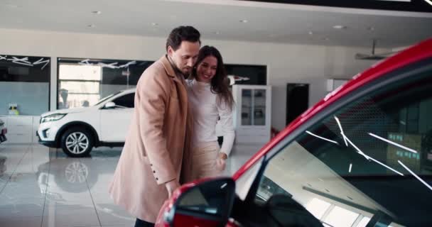Egy Srác Autót Mutat Barátnőjének Együtt Bámulja Kocsit Mosolyog — Stock videók