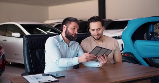 Mostrando Informações Tablet Para Cliente Concessionária Carros — Vídeo de Stock