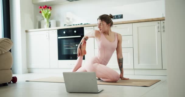 Mosolygós Lány Nem Pilates Rózsaszín Edzés Gear Előtt Laptop — Stock videók