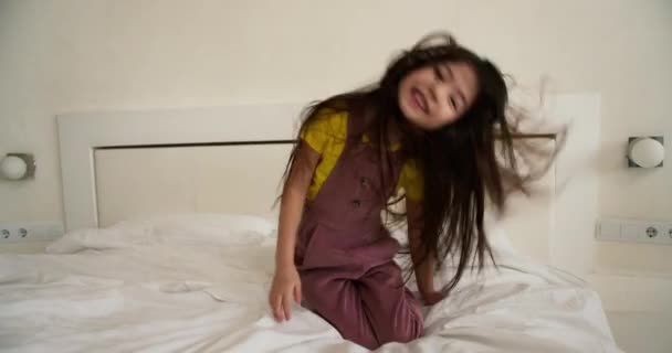 Hoş Asyalı Bakışları Yatakta Kulaklık Takıp Dans Ediyor — Stok video