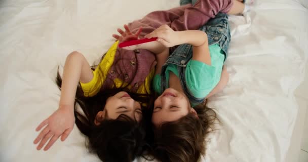 Δύο Χαριτωμένα Χαμογελαστά Κορίτσια Preshool Βλέποντας Κινούμενα Σχέδια Στο Smartphone — Αρχείο Βίντεο