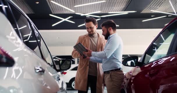 Manažer Prodejny Automobilů Drží Tablet Podpisu Dává Klíč Spokojenému Zákazníkovi — Stock video