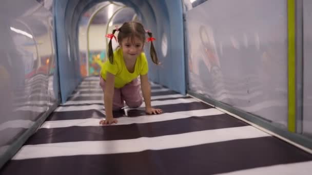 Çocuk Oyun Merkezindeki Tünelde Sürünen Mutlu Küçük Kız — Stok video