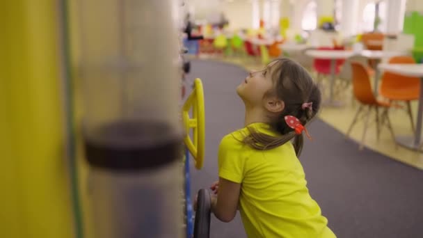 Egy Gyönyörű Kis Kaukázusi Lány Játszik Egy Modern Sokszínű Játszótéren — Stock videók