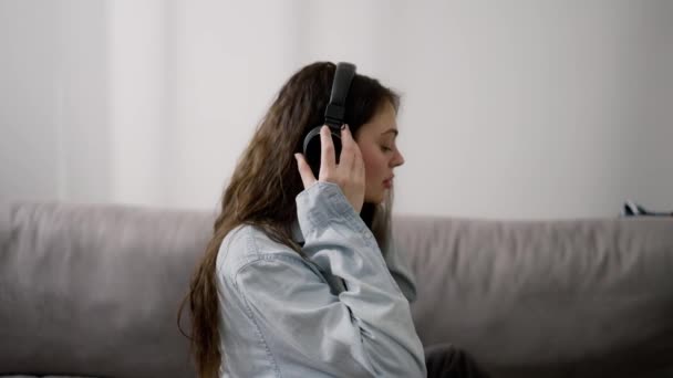 Jovem Bela Mulher Coloca Fones Ouvido Relaxante Ouvir Música Deitado — Vídeo de Stock