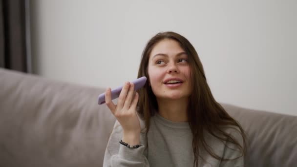 Wanita Muda Yang Cantik Mendengarkan Pesan Suara Dengan Smartphone Duduk — Stok Video
