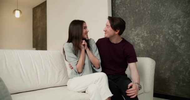 Glückliches Paar Mit Schlüsseln Aus Dem Neuen Haus Ein Mann — Stockvideo