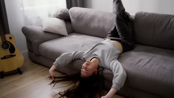 Junges Paar Liegt Kopfüber Auf Dem Sofa Hat Spaß Entspannt — Stockvideo