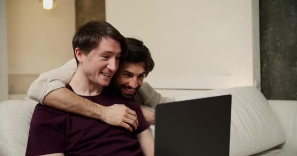 Szczęśliwy Gej Para Laptop Człowiek Przyszedł Dla Przytulić Jego Partner — Wideo stockowe
