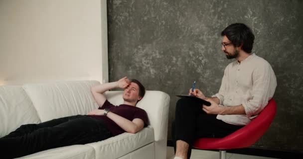 Memnuniyetsiz Bir Adam Terapi Seansında Danışman Ile Konuları Hakkında Konuşuyor — Stok video