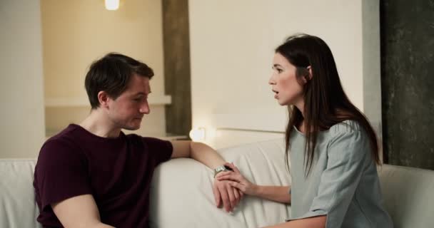 Giovane Moglie Scusarsi Chiedere Marito Fare Pace Dopo Litigio Rallentatore — Video Stock