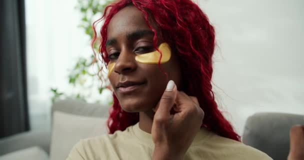 Žena Tmavou Pletí Používá Zlaté Pásky Vrásky Cítit Uvolněně — Stock video