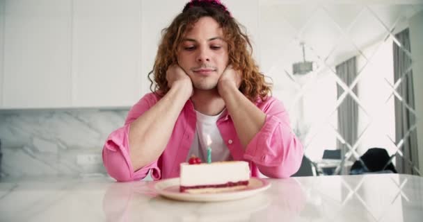 Hombre Tranquilo Sombrero Cumpleaños Festivo Sentado Casa Mirando Pastel Con — Vídeos de Stock