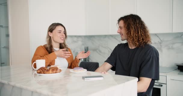 Çift Arkadaşlar Mutfakta Kahve Içip Sohbet Ediyorlar — Stok video